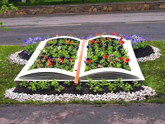 Клумба для цветов в виде книги