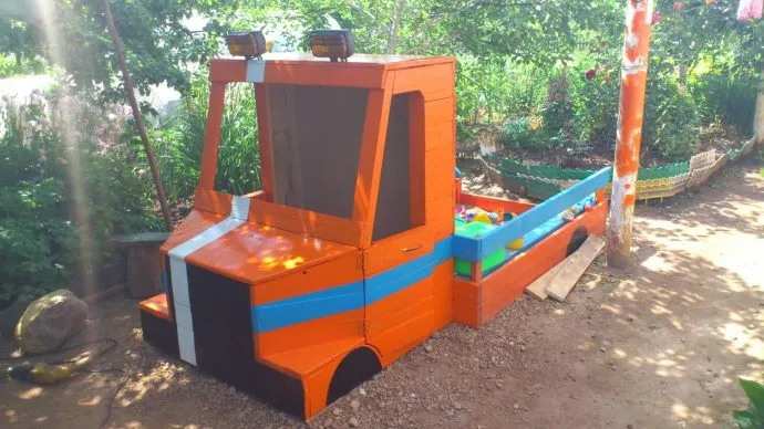 игровая песочница для детей во дворе готовая конструкция