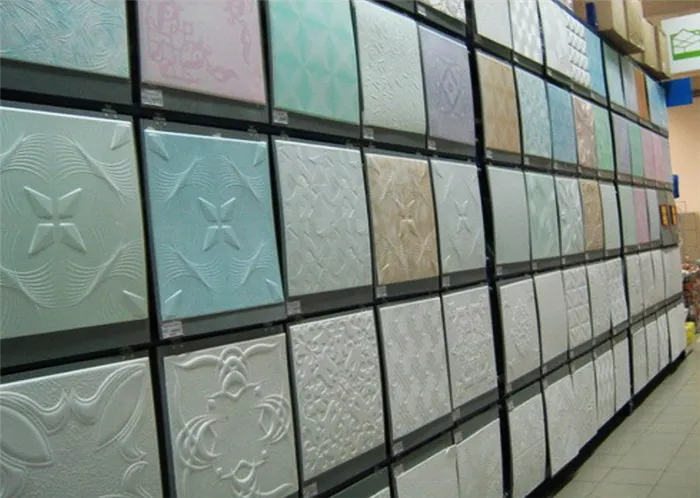 Образцы полистирольной плитки для потолка на кухне