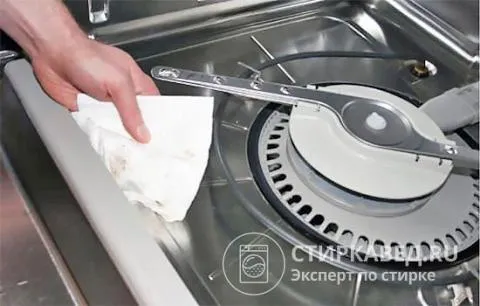 Механическая очистка камеры посудомоечной машины перед первым включением