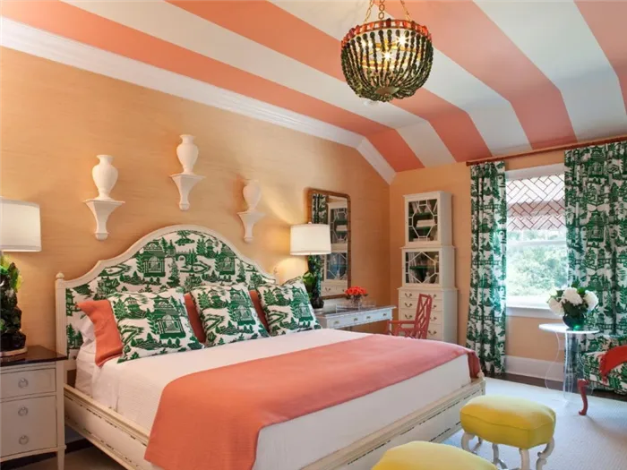 Полосатая окраска потолка в спальне