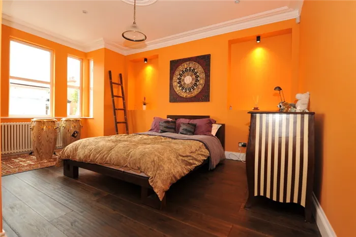 Окраска стен спальни в оранжевый цвет