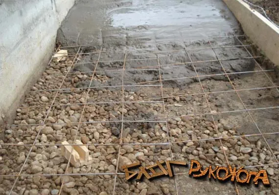 заливаем бетонное снование под укладку тротуарной плитки