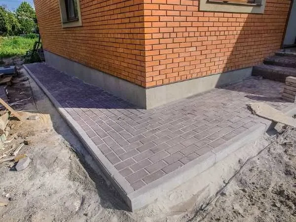 Укладка плитки на бетонную отмостку