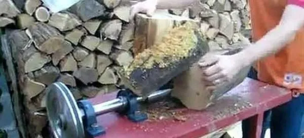 Конусный дровокол ускоряет заготовку дров