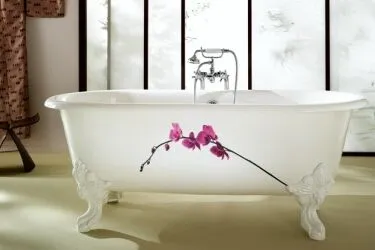 При эксплуатации чугунной ванны можно повредить эмаль, но она легко реставрируется