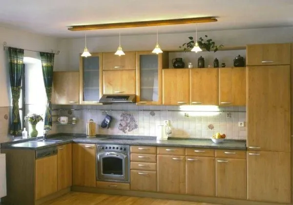 На узкой кухне установить длинный светильник
