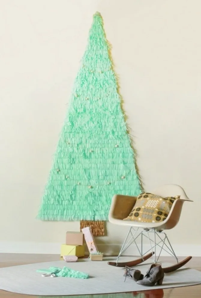Плоские новогодние елки на стене из бумаги