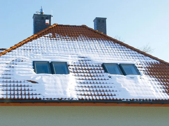мансардные окна зимой на крыше