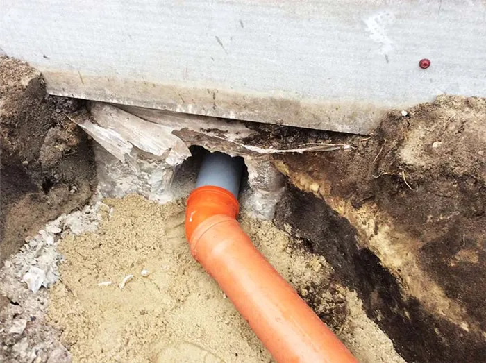Отверстие в фундаменте для провода канализационной трубы