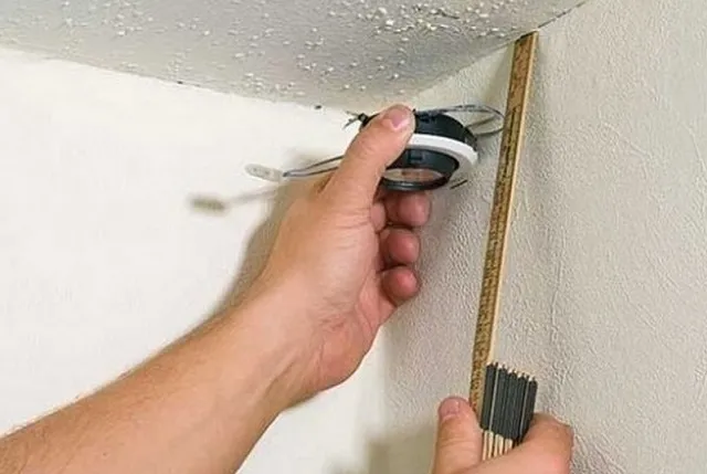 Снимок работ по разметке стен для потолка из гипсокартона