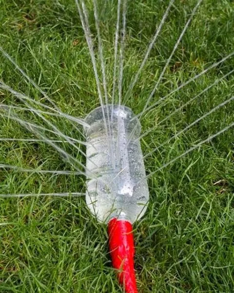 разбрызгиватель для полива из пластиковой бутылки