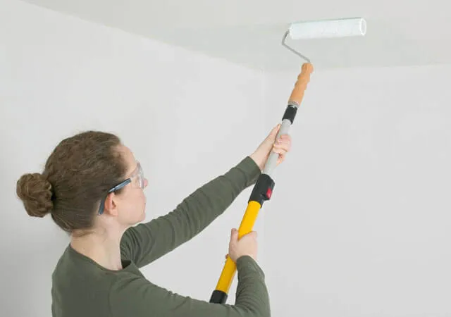 Как правильно красить потолок
