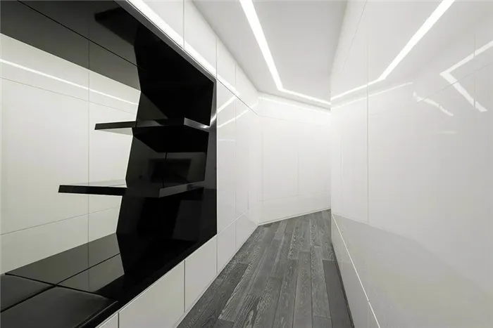 Футуристичный дизайн коридора с использованием глянцевых ПВХ-панелей