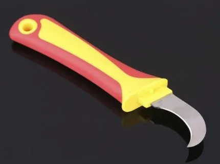 Достоинства кабельного ножа - это его цена, а также практичность и удобство использования