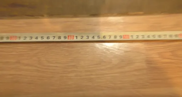 Измерение ширины проема при помощи рулетки