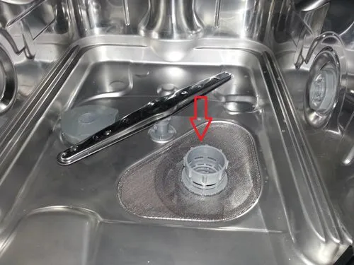 При отсутствии слива воды из посудомоечной машины проверьте чистоту дренажного фильтра