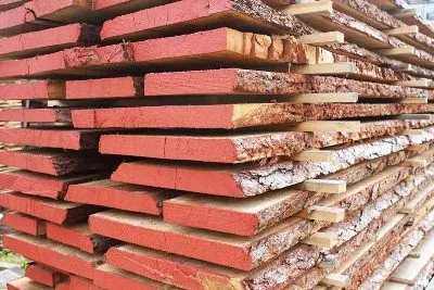 На фото: использовать для работы сырую древесину ни в коем случае нельзя