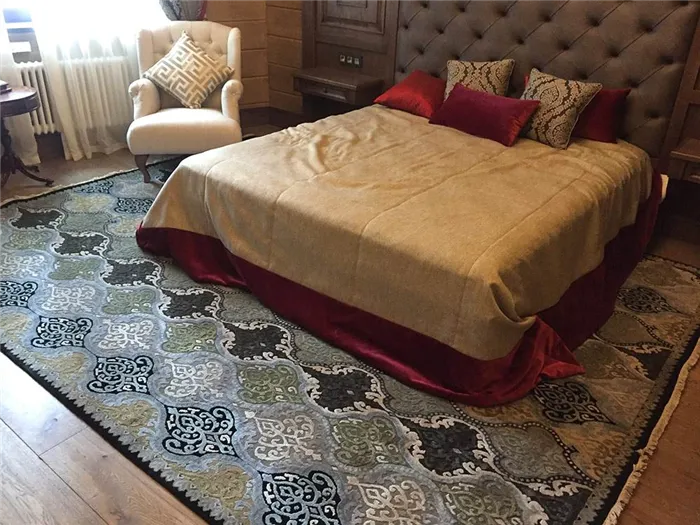 Рельефный шелковый ковер в классической спальне