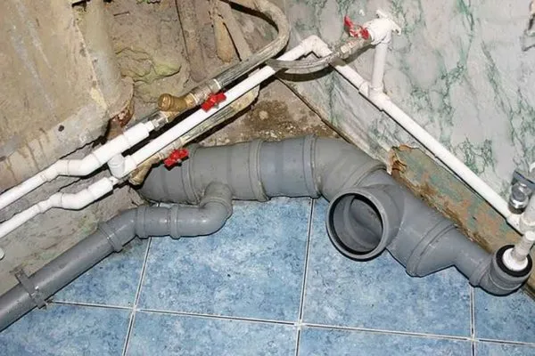Пример внутридомовой разводки канализации из пластиковых труб 