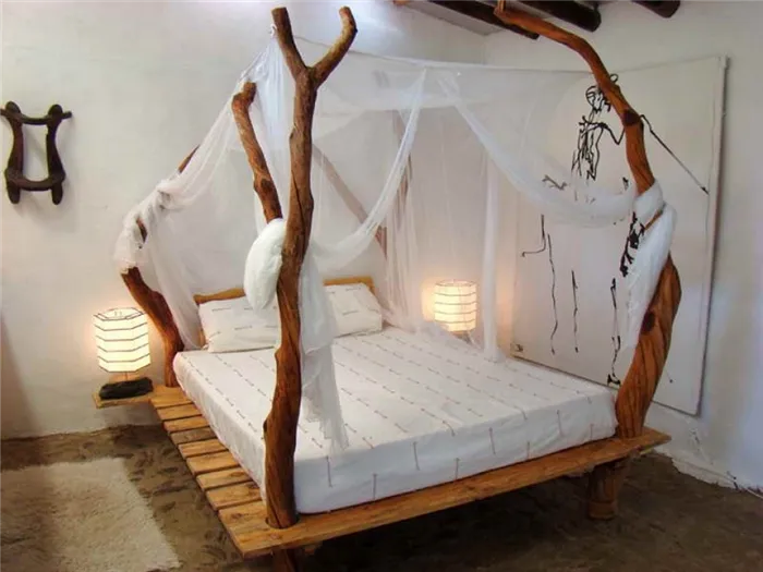 Конструкция балдахина на взрослую кровать с интересной формой деревянных опор