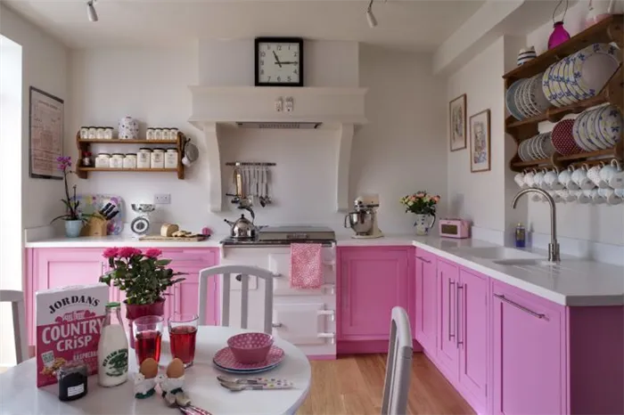 Розовый в интерьере кухни