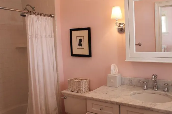 Романтичный розовый в интерьере ванной