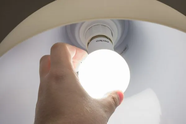 Светодиодные лампочки могут выходить из строя из-за скачков напряжения