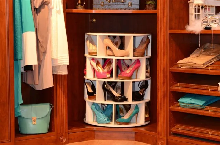 Вращающаяся обувница в шкафу-купе для модницы, представительной дамы