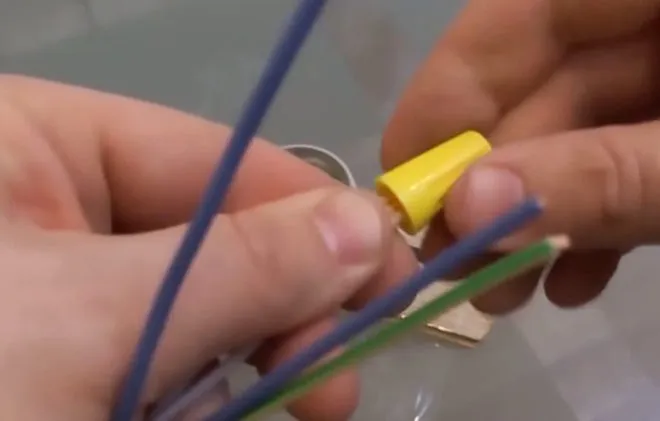 Для заземления. Колпачки имеют небольшое отверстие сверху для соединения с заземляющим проводником.