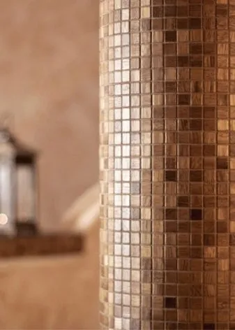 Масштабная мозаика на стене кухни в стиле модерн. Процесс ее укладывания трудоемкий, довольно 