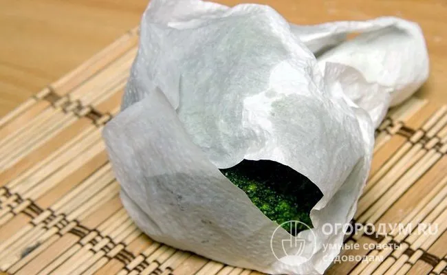 Бумажное полотенце защищает овощ от быстрой потери влаги