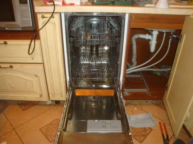 Вариант подведения коммуникаций при установке встроенной посудомоечной машины