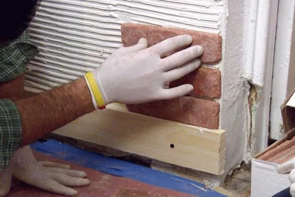 Укладка декоративного искусственного камня на стену своими руками: на что клеить и как класть (видео)