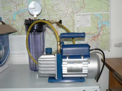 На фото: стандартный вакуумный насос для бытовых кондиционеров