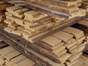 Необрезная древесина для строительства заборов