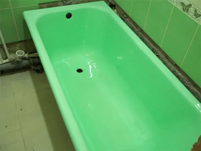 Реставрация ванны зеленой эмалью