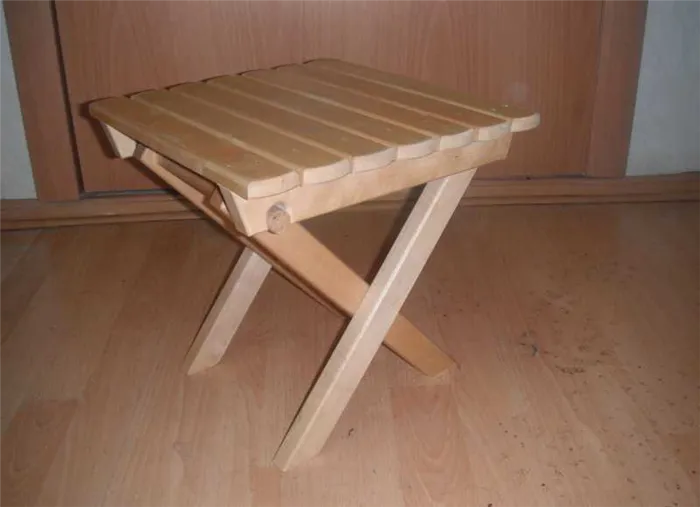 стул деревянный из досок