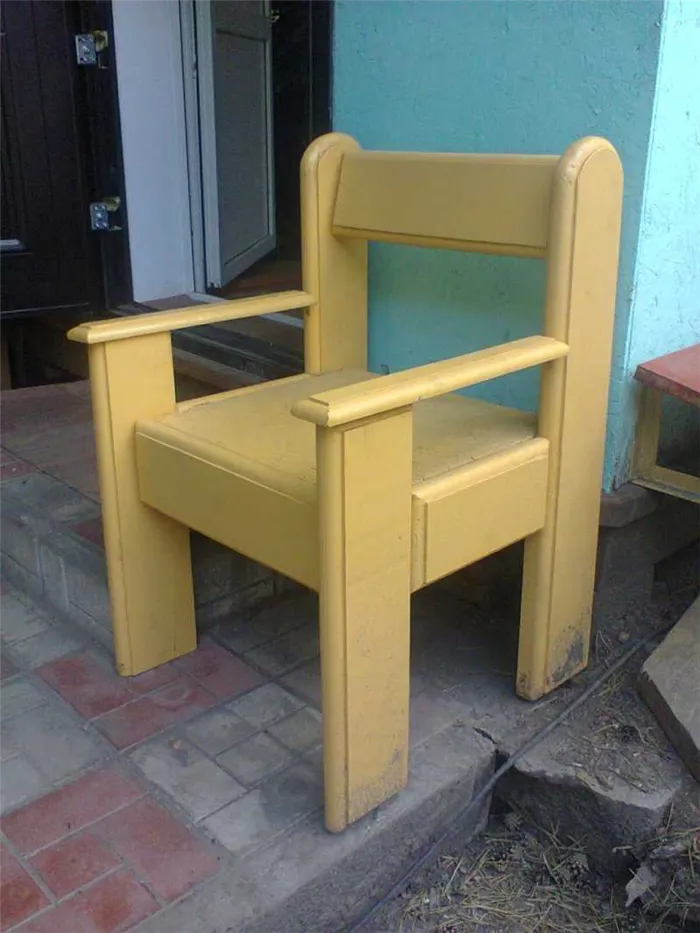 стул деревянный бежевый