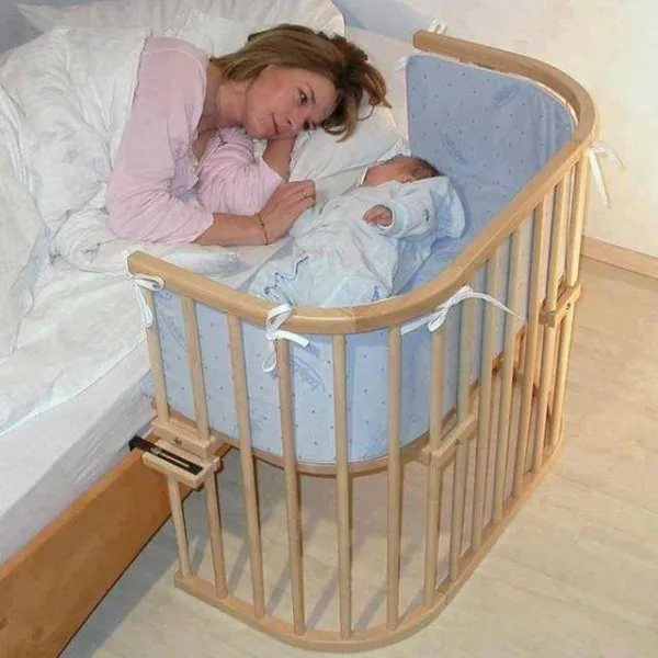 Удобный компромисс: и ребенок в своей кроватке и маме вставать не нужно