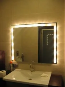 как подключить зеркало с подсветкой в ванной