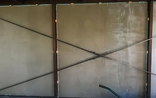 Стена установлена - вид изнутри. Фото с канала: Песни Яши Косяка