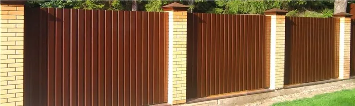 Забор для загородного дома из профнастила
