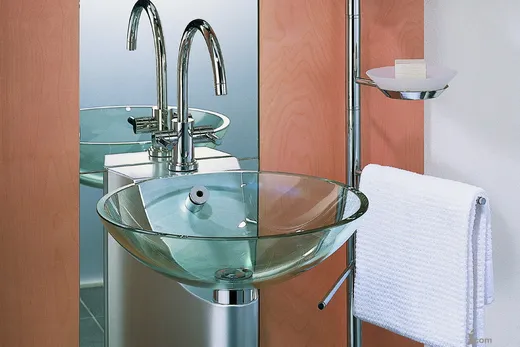 Стеклянная раковина с металлической гарнитурой в интерьере ванной