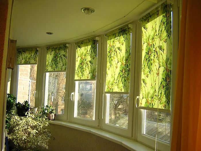 Как выбрать рулонные шторы на балкон с раздвижными окнами и идеи с фото