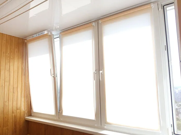 Как выбрать рулонные шторы на балкон с раздвижными окнами и идеи с фото