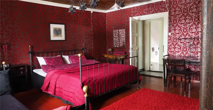 Темно красная спальня цветная стена красный пол покрывало картина