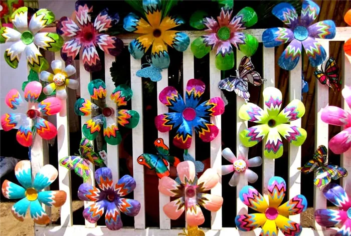 Даже обычный забор можно украсить яркими цветочками, при виде которых будет подниматься настроение