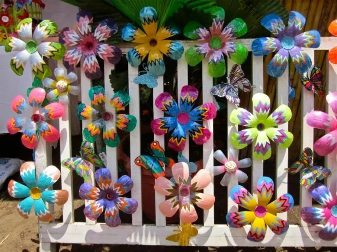 пластиковые цветы на заборе