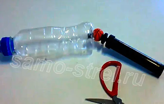 Пневматический самострел - Сделайте отверстие в бутылке и присоедините насос 
